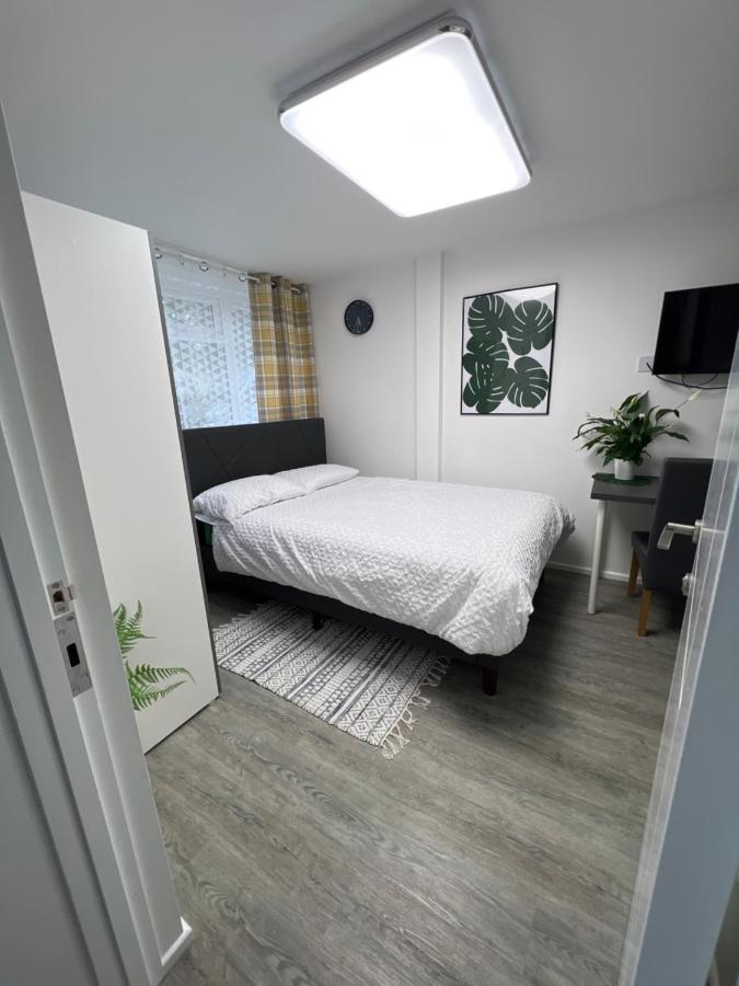 Studio In Private House Near Central Milton Keynes Lejlighed Eksteriør billede